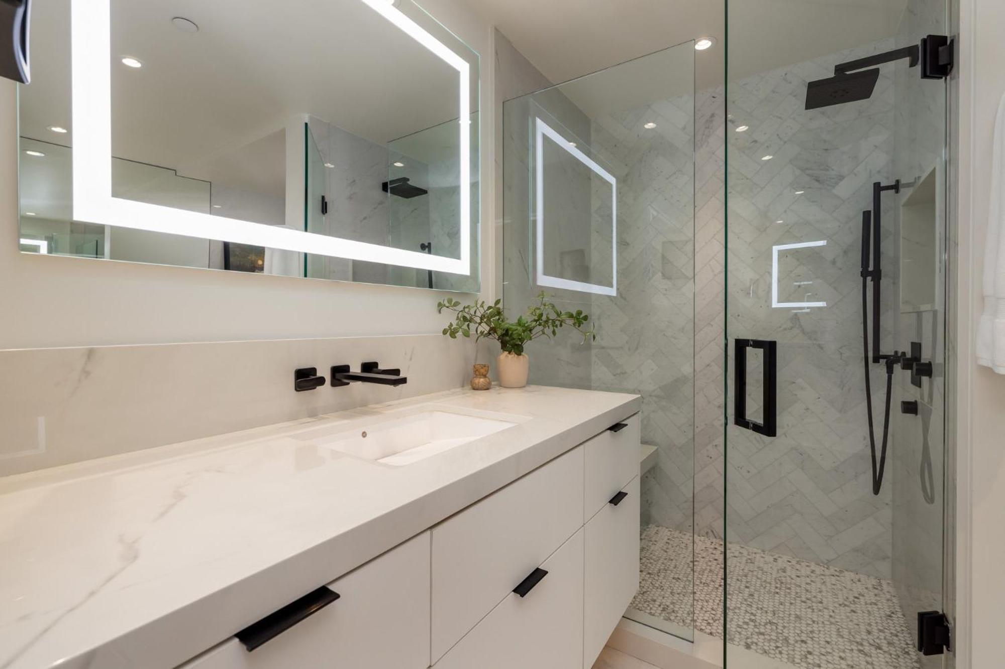 Renovated 2br - Walk To Gondola Apartment *