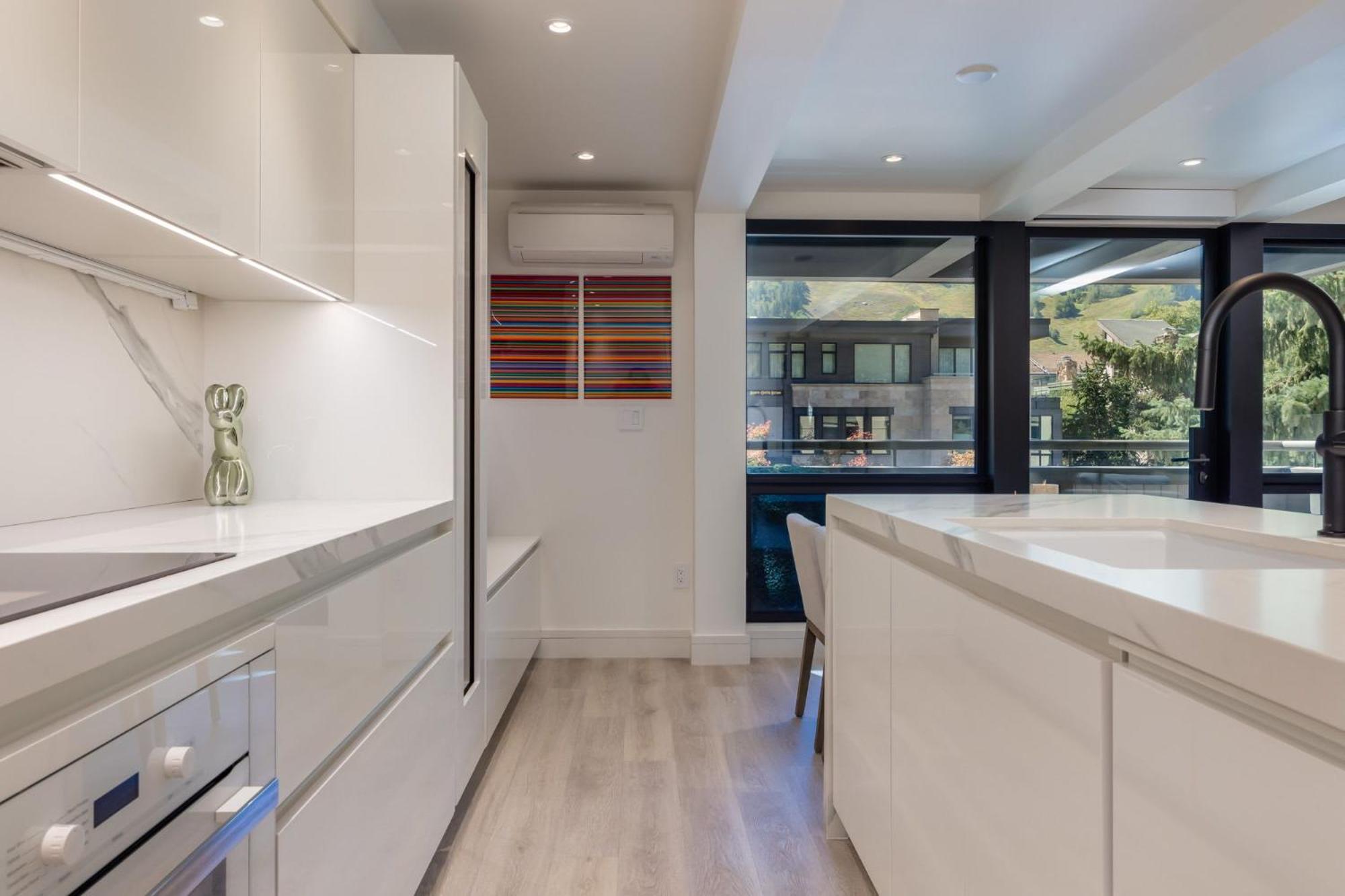Apartment Renovated 2br - Walk To Gondola