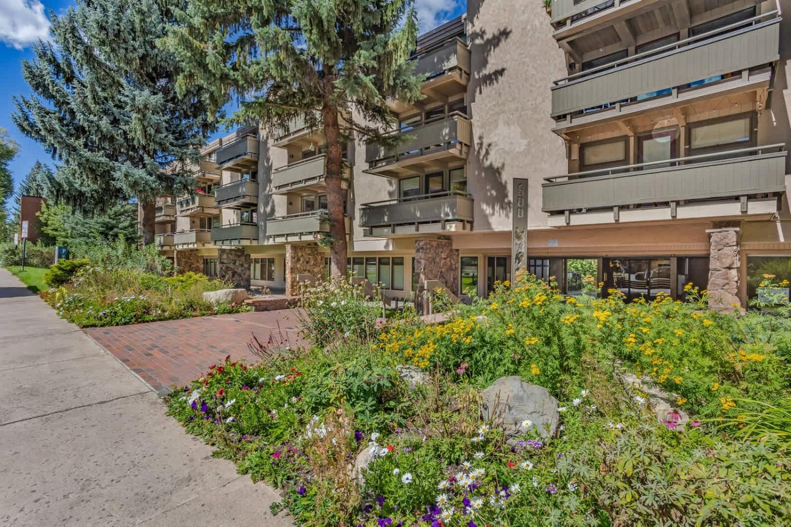 Renovated 2br - Walk To Gondola Apartment