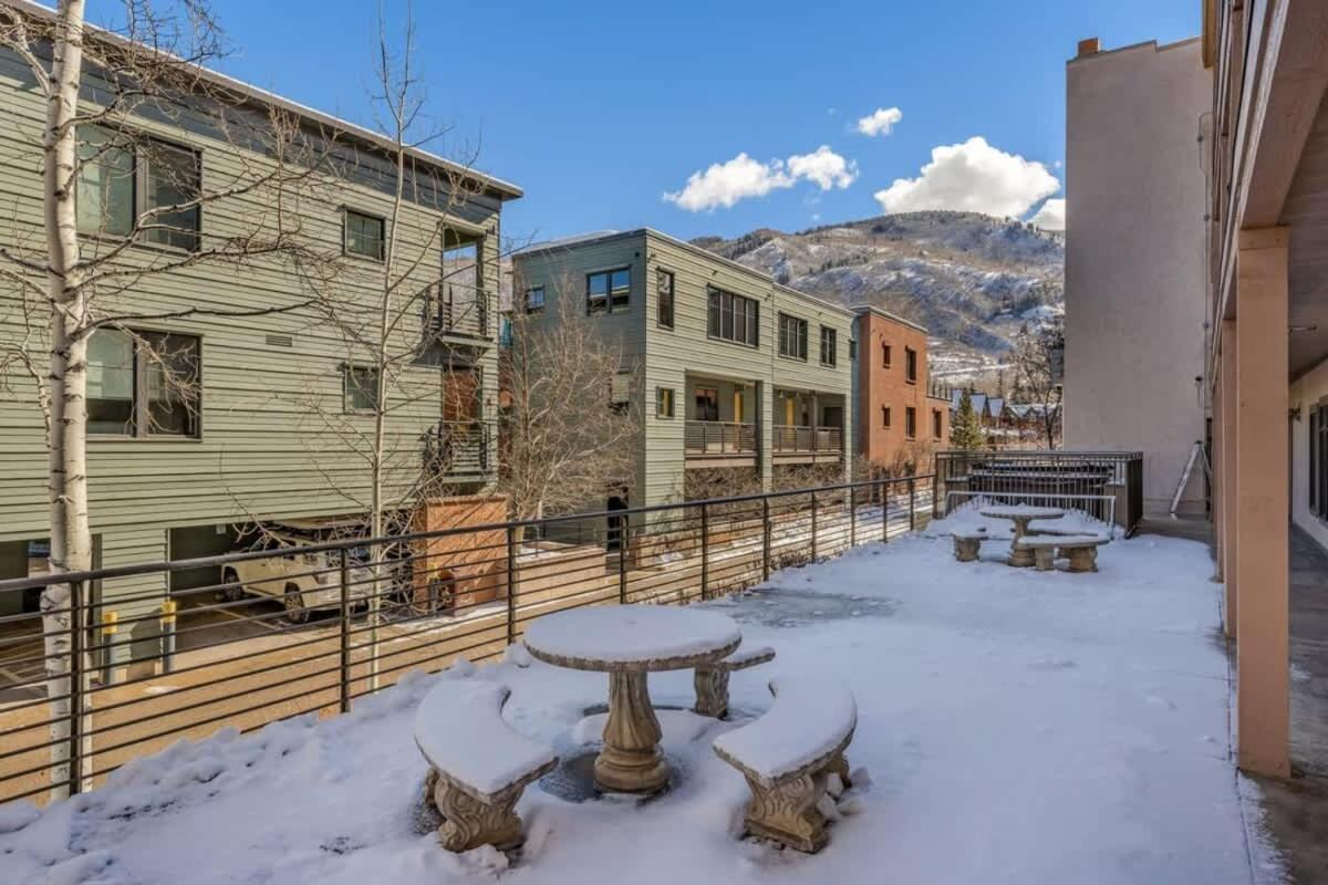 Apartment Renovated 2br - Walk To Gondola